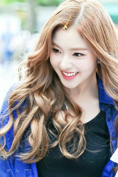 Red Velvet Irene Irene Bae, Blonde Asian, Honey Brown Hair, Bae Joohyun, Red Velvet Irene, Long Wavy Hair, Wavy Hair, Korean Girl, Face Shapes