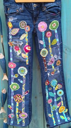 Patchwork Garments, Restyled Clothing, Altered Jeans, Clothing Makeovers, Artisanats Denim, Denim Patchwork Jeans, Jean Diy, Altering Jeans, Hippie Jeans