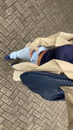 Stockholm Outfits Winter, Stockholm Fashion Aesthetic, Fall Blue Aesthetic, Belgium Outfits, Amsterdam Style, Trenchcoat Style, Skandinavian Fashion, Look Formal, Uni Outfits