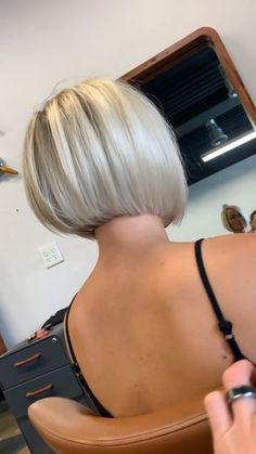 Kort Bob, Κούρεμα Bob, Stacked Bob Hairstyles, Short Silver Hair, Icy Blonde Hair, Blonde Bob Hairstyles, Bob Hairstyles For Thick, Bob Hairstyles With Bangs, Hairstyles Natural