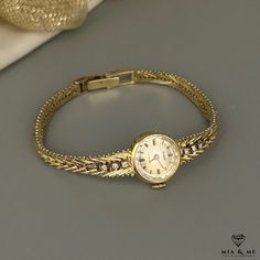 Description  Anker vintage women's watch in 585 gold with diamonds. Classic, vintage and yet modern, this beautiful women's watch with a round gold case and high-quality diamond gold bracelet impresses. The classic style is perfectly complemented by the modern indices. Goes well with elegant looks as well as with a sporty outfit. Material: case and bracelet 585 / 14 carat gold. Gemstones: brilliants 0.12ct Weight: 24.80g. Case dimensions: 16.7mm x 18.5mm Clock length: 18.5 cm Bracelet width: 6 m Diamond Gold Bracelet, Vintage Gold Watch, Sporty Outfit, Gold Armband, Antique Gold Jewelry, Diamond Gold