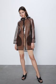 Clear Jacket, Son Bahar, Plastic Mac, Vinyl Raincoat, Zara Australia, Hooded Raincoat, Raincoats For Women, Rain Coat, Rain Wear