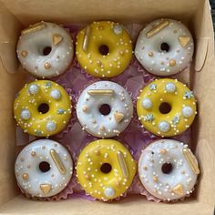 Facebook: Bocaditos del cielo  Instagram: Bocaditos del cielo Donuts Gourmet, Doughnut Recipe Easy, Old Lanterns, Wedding Buffet, Doughnut Recipe, Mini Cake, Cake Donuts