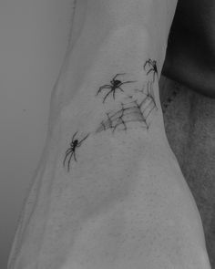 a spider web that is not woven as it should be. 🕷️ . . #spidertattoo #spidertattoos #handtattoo #fineline #finelinetattoo #buracks