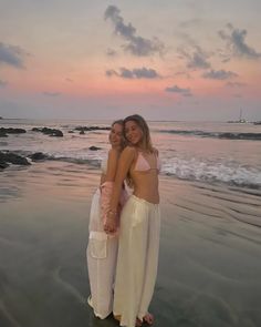 two girls back to back on the beach. pink sunset behind them. white linen pants Bestie Instagram Pictures, Photos With Friends Aesthetic, Poses For Pictures Instagram Duo, Poses For Duos, 2 Person Poses, Duo Poses Friends, Duo Photos