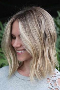 Medium Blonde Bob Hairstyles, Shoulder Length Aline Bob, Medium Blond Hairstyles, Lob For Thinner Hair, Long Bob Haircuts For Women Fine Hair, Long Bob Haircuts Fine Hair, Blonde Lob Fine Hair, Blonde Highlights On Shoulder Length, Haircolor Ideas 2022