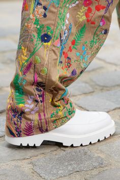 Louis Vuitton Spring 2020 Menswear Fashion Show Details: See detail photos for Louis Vuitton Spring 2020 Menswear collection. Look 93 Spring Menswear, Gucci Mane, Menswear Fashion Show, Romantic Flowers, Menswear Fashion, Textiles Fashion, Louis Vuitton Shoes, Embroidery Fashion, Art Textile