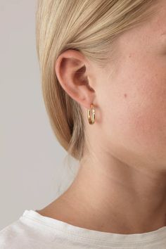 We never thought this sentence would be said in the playful, fun and colourful ANNI LU universe, but sometimes less is more. The elegant Brigitte hoops with a small pearl and a bright crystal are perfect to give you an instant elegant look. Crafted in brass with 18-karat gold plating + e coating Detailed in Cubic zirconia & Pearl cabochon Hoops measure 20 mm Sold in pairs Bright Crystal, Pebble Necklace, Hoops Gold, Tony Bianco, Saint Valentine, Rose Necklace, Ball Necklace, Less Is More, Shoe Size Chart