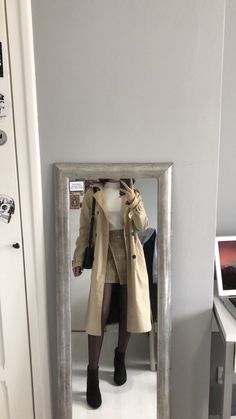 Trench Coat Fits Aesthetic, Trench Coat And Skirt Outfit Winter, Casual Winter Outfits Skirt, Skirt And Trench Coat Outfit, Trench Coat And Skirt Outfit, Trench Coat With Skirt, Trench Coat Outfit Winter Classy, Beige Coat Outfit Winter, Brown Trench Coat Outfit