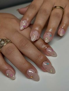 Saltburn Nails, Coldplay Nails Design, Neutral Birthday Nails, Nude Base Nail Designs, Chrome Summer Nails, Summer Chrome Nails, Light Blue Chrome, Chrome Manicure, White Chrome Nails