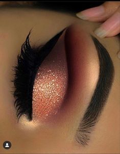 Valentine Eyeshadow Looks, New Years Eve Eye Makeup, Womans Tattoos, Valentine Day Aesthetic, Tattoos Woman, Wallpaper Makeup, Makeup Wallpaper, Gold Makeup Looks, Makeup Wallpapers