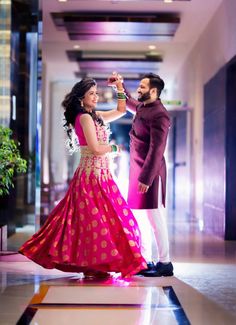 Engagement Outfit Couple, Indian Engagement Outfit, Wedding Photography India, Maharashtrian Wedding, शादी की तस्वीरें, Outfit Couple, Bride Groom Poses