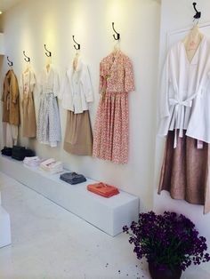 tchai kim Clothes Display Ideas, Clothing Boutique Interior Design, Small Boutique Interior, Boutique Window Displays, Clothing Store Design, Modern Hanbok