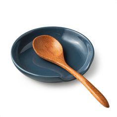 a wooden spoon sitting on top of a blue plate