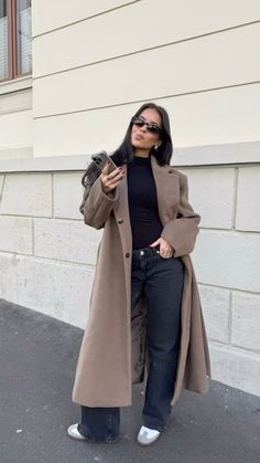 Taupe Coat Outfit, Winter Inspo, Coat Outfit, Modesty Fashion, Play Dress, Outfits Winter, Coat Outfits, Retro Outfits, Outfits Ideas