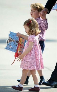 July 21, 2017: Princess Charlotte clutches her in-flight entertainment, a farewell gift from her visit to Germany, as she and Prince George board their flight home. A helping hand from Daddy Prince William for Princess Charlotte who wouldn’t let go of her new books. #RoyalVisitGermany (Tumblr).. Katie Middleton, Kate Middleton Family, Duchesse Kate, Prince William Et Kate, Diana Williams, Princesa Real