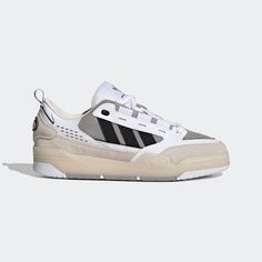 Dieser adi2000 ist von den frühen 2000ern inspiriert und versprüht rebellische Vibes. Der adidas Sneaker basiert auf Skate-Styles aus dieser Ära und kommt mit einem besonders angesagten Colourway. Die umgedrehten 3-Streifen sorgen für einen verspielten Touch, während das Obermaterial aus Leder und die Gummiaussensohle ein bequemes Tragegefühl garantieren. Das Produkt hat einen Recycling-Anteil, der aus Textilabfällen, Resten und Haushaltsabfällen hergestellt wird und damit eine bessere Ökobilanz Adi2000 Shoes, Adidas Adi2000, Adidas Models, Black Shoes Men, Generation Z, Adidas Original, Black Leather Sneakers, Skate Style, White Core