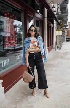 How To Style Wide Leg Jeans: The Do's, Don'ts + Chic Outfits Wide Leg Crop Pants Outfit, Wide Leg Jeans Fall, Wide Leg Cropped Pants Outfit, Wide Leg Cropped Jeans Outfit, Black Wide Leg Jeans Outfit, How To Style Wide Leg Jeans, Wide Leg Jeans Outfits, Cropped Pants Outfit, Cropped Jeans Outfit