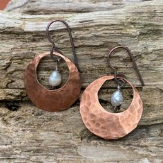 Donut earrings with hypoallergenic niobium ear wires (pinky tone). Hammered copper with seed pearl. Donut Earrings, Donuts Earrings, Copper Jewellery, Metalsmithing Jewelry, Lampwork Earring, Metal Etching, Gem Show, Jewelry Workshop, Coin Jewelry