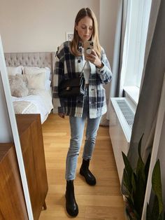 2976 Chelsea Boots Outfit, Chunky Chelsea Boots Outfit Women, Style Chunky Chelsea Boots, Chunky Chelsea Boots Outfit, Student Wardrobe, Black Chelsea Boots Outfit, Madewell Chelsea Boot, Chelsea Boot Outfits Women