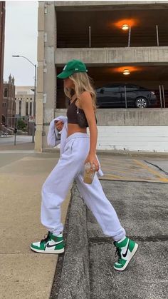 Baddie Outfit, Looks Pinterest, Streetwear Mode, Jordan Outfits, Looks Party, Neue Outfits, Green Sneakers, Outfit Trends, Streetwear Fashion Women