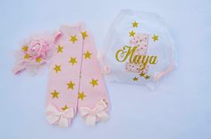 "-Our Twinkle Twinkle first birthday outfit will have her instantly Instagram-ready! Ideal for a photo shoot, cake smash or to make an entrance at her 1st birthday party, this custom made and personalized 1st birthday bodysuit comes with a matching ruffle tutu and floral headband. -The high quality bodysuit brand bodysuit features her name and bright stars - both in gold glitter - and comes in your choice of short sleeve (SS) or long sleeve (LS). The \"1\" birthday number is professionally appli First Birthday Gifts Girl, Girl First Birthday Outfit, Birthday Bodysuit, Tutu Pink, First Birthday Tutu, First Birthday Outfit Girl, Gift For Granddaughter, First Birthday Outfit, 1 Birthday