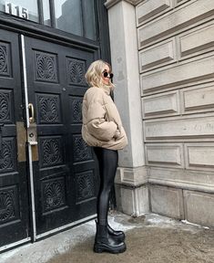 Cream Puffer Outfit, Cream Puffer Coat Outfit, Cream Puffer Jacket Outfit, Beige Puffer Jacket Outfit, Cream Jacket Outfit, Cream Puffer Coat, Beige Puffer Jacket, Puffer Outfit, Outfits Leggins