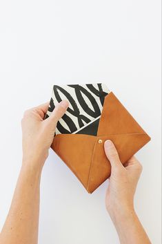 Alice and LoisDIY Leather Envelope Clutch Diy Leather Envelope Clutch, Diy Leather Envelope, Diy Leather Clutch, Envelope Folding, Diy Fashion Trends, Best Leather Wallet, Leather Envelope Clutch, Sac Diy, Diy Clutch