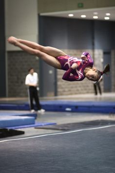 Power Tumbling, Tumbling Gymnastics, Flexibility Routine, Cheer Workouts, Gymnastics Skills, Gymnastics Coaching, Amazing Gymnastics, Gymnastics Poses, Gymnastics Photos