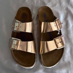 Birkenstock Arizona Rose Gold Slide Sandals Shoes. Size Eu 37, Us 6. Narrow Width. Soft Footbed. Gently Handled As A Store Display. No Notable Flaws. Smoke And Pet Free Home. Guaranteed Authentic No Box.. Excellent Condition Birkenstock Gold, Birkenstock Gold Buckle, Metallic Birkenstocks, Birkenstock Arizona Rose Gold, Gold Open Toe Sandals With Cork-bed Midsoles, Shoes Birkenstock, Birkenstock Shoes, Birkenstock Arizona, Store Display