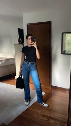 Comfy, cute + causal outfit of the day! Flats Outfits Women, Casual Study Outfit Summer, Comfy Outfits Jeans, Straight Leg Jeans Outfits Aesthetic, Fitted Jeans Outfit, Uni Outfits Casual, Comfy Uni Outfits, 2024 Outfits Trends, Basics Outfit Ideas