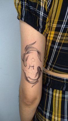 Tatuagem do signo de peixes. Contém ao centro o símbolo de zodíaco de Peixes com a constelação de peixes por baixo e em volta dois peixes de calda longa, sendo um preto e outro mais claro. Piscis Tattoos, Pisces Constellation Tattoo, Pisces Constellation, Full Tattoo, Gemini Tattoo, Zodiac Tattoos, Constellation Tattoos