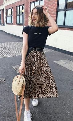 Outfit Chic, Skirt And Sneakers, Summer Hair, Mode Inspiration