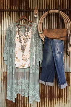 Haute On The Ranch: An Ode to Spring [Style]! – Savannah Sevens Western Chic Stile Boho Chic, Look Boho Chic, Mode Kimono, Pieces Of Clothing, Estilo Hippie, Country Girl Style, Mode Boho