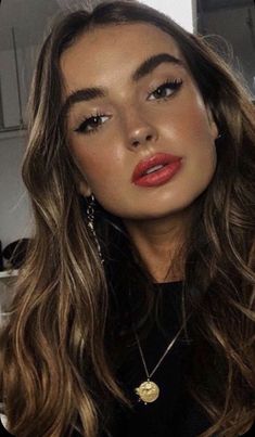 Best Natural Makeup, Smink Inspiration, Beauty Make-up, Glowy Makeup, Makeup Tricks, Hem Jeans, Beauty Inspo, Beauty Looks, Red Lipstick