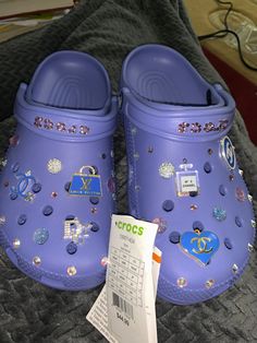 Crocs Designer, Girly Crocs, Crocs Fits, Croc Designs, College Shoes, Diy Slides, Girl Uggs