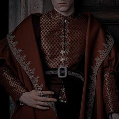 Targaryen Fashion Men, Game Of Thrones Outfit Inspiration Men, Royal Medival Outfits Male, Medival Outfits Prince, Medieval Clothing Male Prince, House Lannister Aesthetic, Medieval Rich Man, Game Of Thrones Aesthetic, Lannister Aesthetic