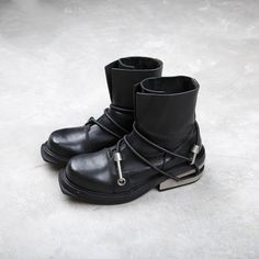 Mens Fashion Boots, Outfit Ideas Streetwear, Leather Boots Men, Belgian Fashion, Gothic Men, Punk Boots, Masculine Style