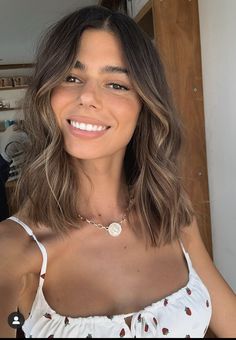 Balayage With Medium Brown Hair, Highlight Medium Length Hair, Brunette Hair With Light Brown Balayage, Balayage Hair Brown Short, Shoulder Hair Balayage, Medium Length Brown Hair With Balayage, Medium Haircut Balayage, Edwards And Co, Short Hair Cuts Brunette