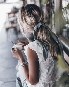 Stile Boho Chic, Women Scarf, Fashion Styling, A Cup Of Coffee, Cool Haircuts, Cup Of Coffee, Ponytail Hairstyles, Scarf Hairstyles