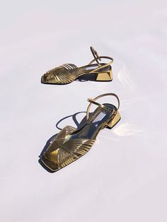 70s low sandal 70s Shoes, Diana Fashion, Silver Sandals, Womens Sandals Flat, Pretty Shoes, Perfect Shoes, Gold Leather, Metallic Leather, Leather Cover