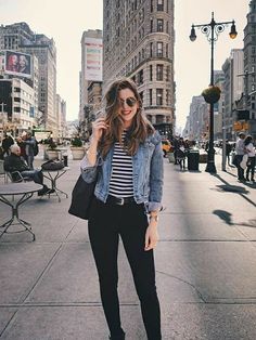 Jean Fashion, Capsule Wardrobe Women, Look Office, Denim Jacket Outfit, Wild Girl, London Outfit, Madison Square, Trik Fotografi, Posing Ideas