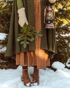 Winter Cottagecore Outfit, Cottagecore Winter Outfits, Cottage Core Aesthetic Outfit, Cottagecore Winter, Winter Cottagecore, Cottage Core Dresses, Green Academia, Feeding Birds, Cottagecore Christmas