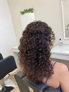 Prom Curly Hairstyles, Curly Hair Prom Hairstyles, Bridesmaid Hair Curly, Curly Hair Up, Half Updo Hairstyles, Medium Length Curly Hair, Highlights Curly Hair