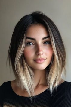 Side Highlights Hair, Grown Out Ombre Hair, Bleach Hair With Dark Roots, Brunette Balayage Hair Blonde Dark Roots Short, Dark Hair Color Ideas Bob, Dark Colour Hair Ideas, Dark Roots With Light Ends, Blonde Ombré Short Hair, Mid Length Hair With Money Piece