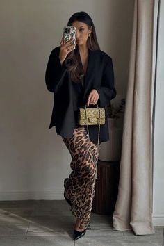 Elegant Animal Print Outfit, Animal Print Satin Skirt Outfit, Satin Brown Skirt Outfit, Leopard Print Skirt Outfits, Leopard Satin Skirt Outfit, Leopard Print Maxi Skirt Outfit, Leopard Skirt Outfit Winter, Leopard Bag Outfit, Leopard Maxi Skirt Outfit