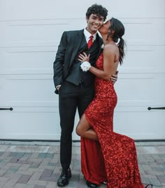 Prom Couples Red, Red Prom Couple, Prom Dates Couples, Prom Couples Outfits, Couples Prom, Prom Photography Poses, Couple Prom, Prom Tux