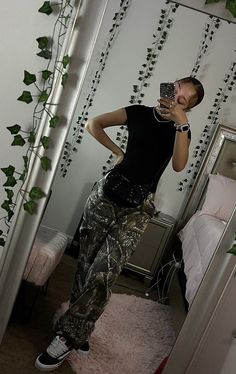 Camo Pants Women, Cute Highschool Outfits, Streetwear Trousers, Cargo Pants Streetwear, Camouflage Cargo Pants, Cute Birthday Outfits, Pants Streetwear, Fasion Outfits