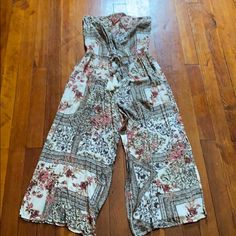 Nwt Jumpsuit Size S Spring Floral Print Strapless Fitted Jumpsuit, Casual Fitted Strapless Jumpsuit With Floral Print, Casual Floral Print Strapless Jumpsuit For Spring, Casual Strapless Jumpsuit With Floral Print For Spring, Casual Strapless Floral Jumpsuit For Spring, Floral Pantsuit, Bell Sleeve Romper, Off Shoulder Jumpsuit, Strapless Romper