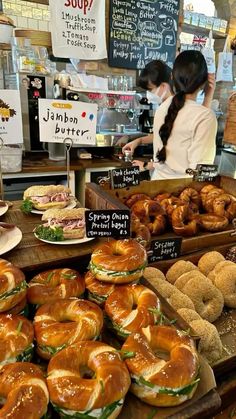 there are many different types of bagels on display